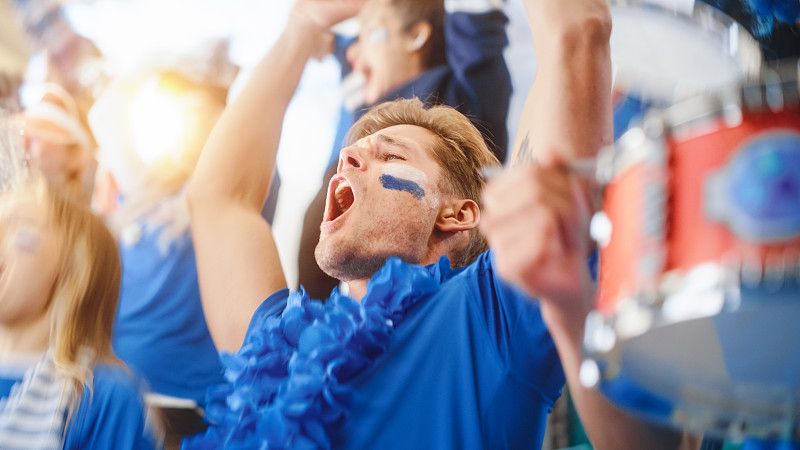 九游APP-精彩足球比赛引发球迷疯狂欢呼